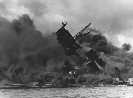 Pearl_Harbor_USS_Arizona_ablaze.jpg